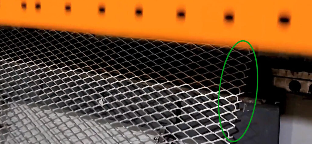 Illustration of how the expanded mesh process results in distorted end diamonds